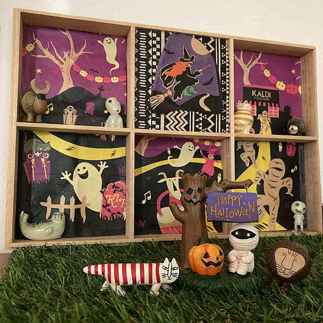 My Shelf,もののけ姫 コダマ,ミニミイラ君,セリア 芝生シート,KALDIの紙袋 再利用,豆皿の空き箱 再利用,リサ・ラーソンのガチャ,ビューロー上ディスプレイ,ハロウィン,ミニチュア mkmkmoominの部屋