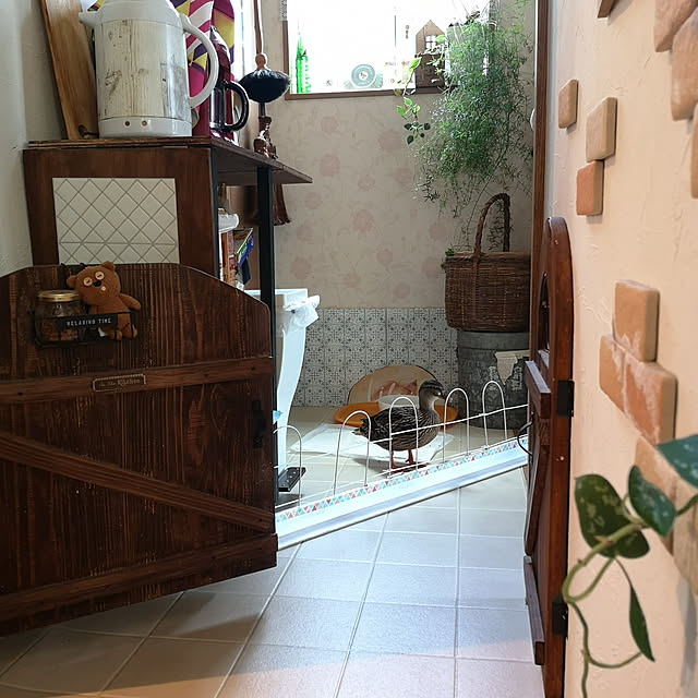 Kitchen,アヒルちゃん,ペットと暮らす家,観葉植物,ボタニカルインテリア,昭和レトロ,心地よい暮らし,DIY,キッチンカート,かるかるブリック,カゴ,ブリキ缶,タイル柄のクロス akiの部屋