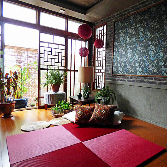 Lounge,ヒコラー,赤い畳,い草,古さを活かす,セルフリフォーム,古さは個性,置き畳,イケヒコ・コーポレーション,畳のある暮らし,上海の古い街並,上海の裏通り,上海風リビング,置き畳プラード,セルフリフォームしたリビング,格子窓DIY,中国格子窓 nikkoriの部屋