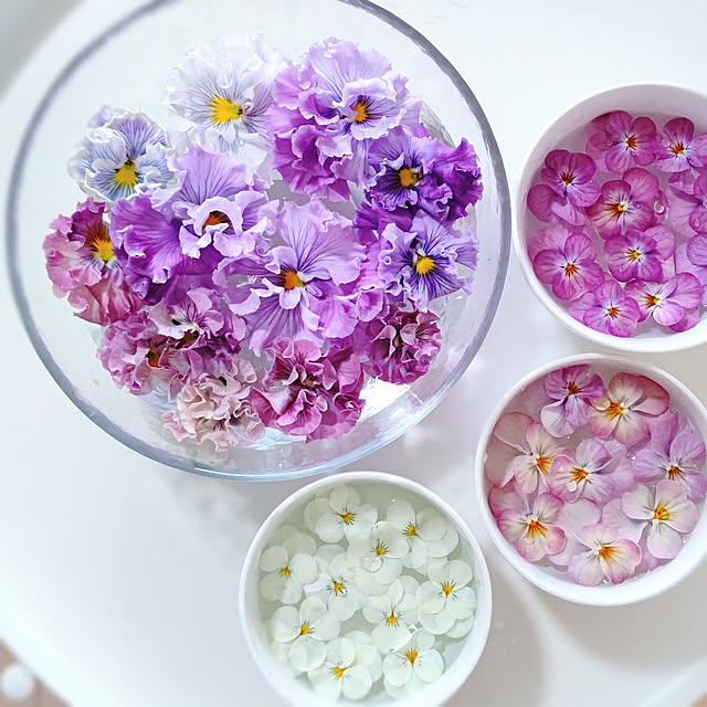 My Desk,植物のある暮らし,ひとり暮らし,お花のある暮らし,2021.3.15,花遊び,フローティングフラワー,フリルパンジー,ビオラ YuriYuriの部屋