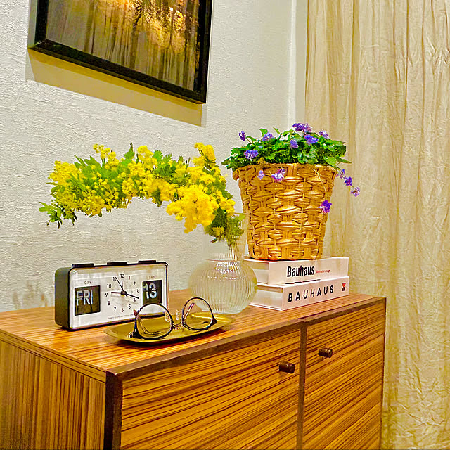 LAKOLE時計,スタプロゴールドトレー,チェスト,ミモザ,チェストの上,花のある暮らし,良い香り,においすみれ,LAKOLE,いやしの風景,ハリポタメガネ,My Shelf,春 roenの部屋