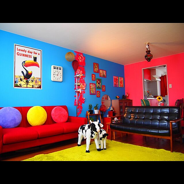 Lounge,ソファが2つある部屋,賃貸,青い壁紙,ピンクの壁紙,壁紙,カラフルな部屋 yumiccoの部屋