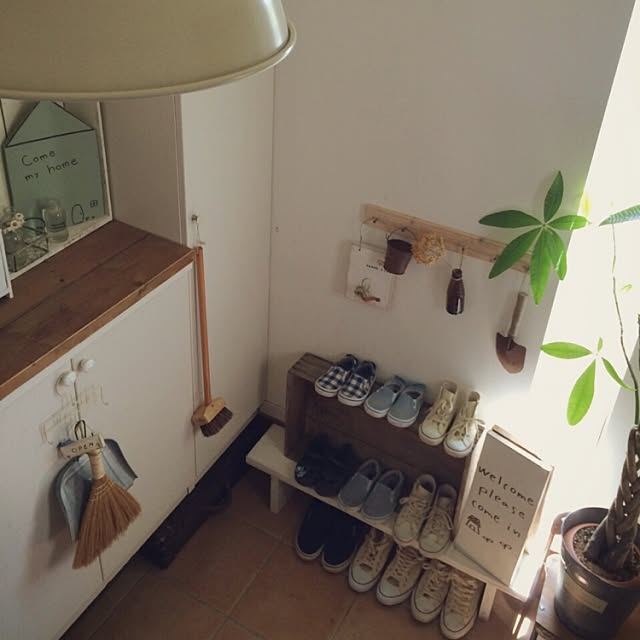 Entrance,お揃いスニーカー,Welcomeボード,パキラ,IKEA,木箱,靴箱,nonrin♡,ホワイト×ブラウン,100均,DIY,セリア,nonrin作品♡,見せる収納 nonrinの部屋