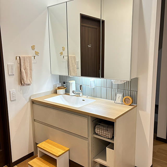 Bathroom,洗面所インテリア,ステップフロア,ウォールステッカー,平田タイルWigWag,1階洗面所,サンワカンパニー鏡,造作洗面台,洗面台,アイカ工業　スマートサニタリー,アイカ工業,洗面所,洗面空間,お気に入りの場所 m.の部屋
