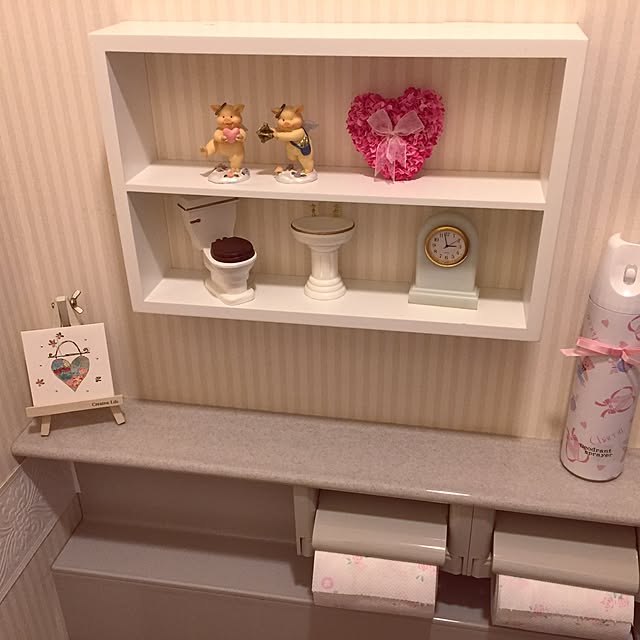 Bathroom,ダイソーのハート,ミニチュアシンク,ミニチュアトイレ,消臭剤スプレーリメイク,セリアイーゼル,ニトリのウォールシェルフ ange.zuzuの部屋