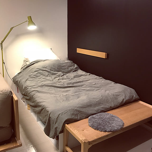 Bedroom,ベンチ,長押,壁に付けられる家具,黒壁,すのこベッド,カラーボックス,無印良品週間,カラーボックス DIY,無印良品,ベッド,夜pic,DIY,一人暮らし,シーツ,1K,アングルポイズ,ニトリ mizukimiの部屋