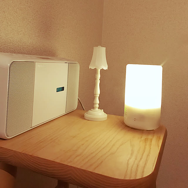 Bedroom,アロマディフューザー,無印良品,今日のアロマはゆず,リラックス,電気屋さんで購入した薄型CDラジカセ,無印良品のアロマディフューザー,キャトルセゾンのスツール,ダイソーのアンティーク調ライト,シンプル,ナチュラル,カフェ風,スルーしてくださいね♡,停電用にアンティーク調ライト kurumiの部屋