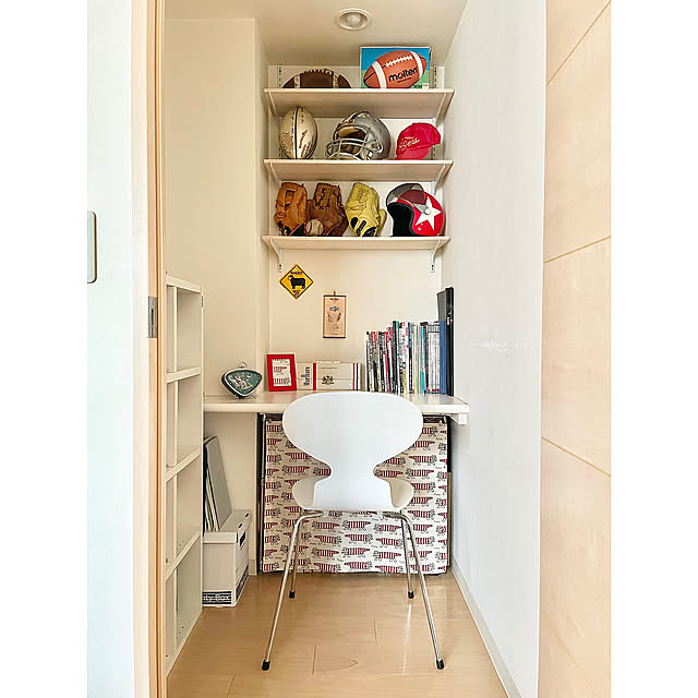 Bedroom,アメフト ヘルメット,リサラーソン,ホワイトインテリア,ナチュラルインテリア,マンションインテリア,アントチェア,小さなお部屋,リサラーソン　猫 maryonaの部屋