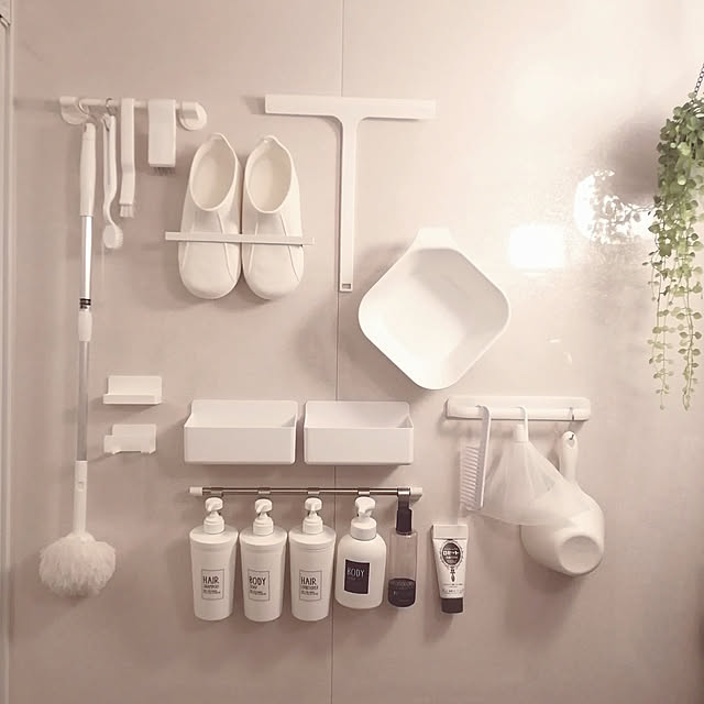 Bathroom,水切りワイパー,タワー tower,towerシリーズ,子供のいる暮らし,ホワイト大好き,こどもと暮らす。,ホワイトインテリア,ダイソー,百均,フェイクグリーン,お風呂,お風呂場,お風呂収納,シャンプーボトル,シャンプー＆コンディショナー,トリートメント,トリートメントボトル,バスシューズ,洗顔フォーム,桶,シンプル Riokkumaの部屋