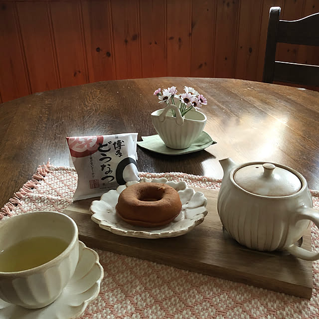 ダイニングテーブル,おうちカフェ,お茶セット,花器,益子焼,ローダンセマムアフリカンアイズ,博多どうなつ,癒しセット,My Desk ikubooの部屋