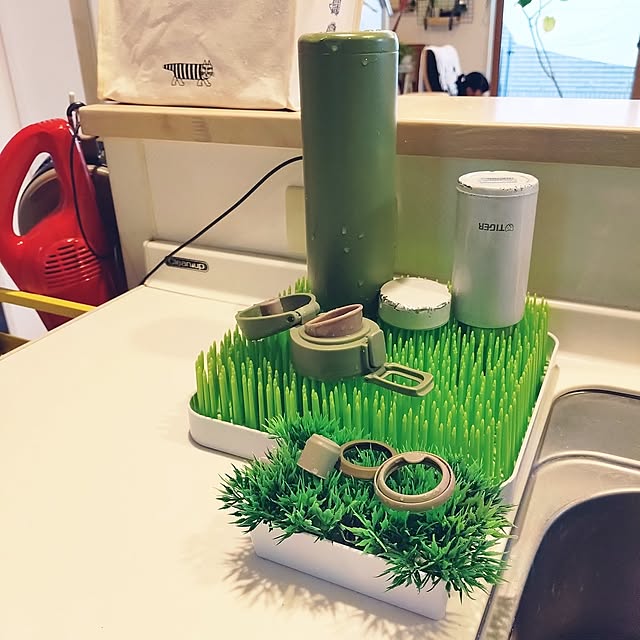 キッチン道具,芝生水切りラック,水筒,水筒乾燥,セリア,水切りラック,IKEA,シェラカップ urchinの部屋