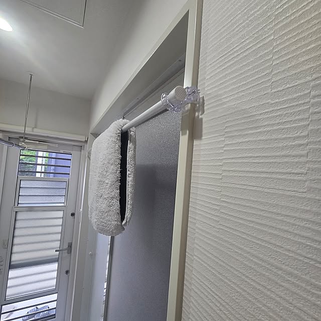 Bathroom,つっぱり棒,洗面所,洗面所 収納,ホワイトインテリア,見える収納,清潔感目指して,白で統一,毎日使うもの,洗面所インテリア,毎日の暮らしを楽しむ,あえて見せる,取り出しやすく、戻しやすい収納,バスマット干し,バスマット収納,バスマット,バスマット掛け,かもいフック,かもいフック+つっぱり棒,自分で作る,アレンジ収納 maruの部屋