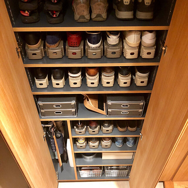 My Shelf,可動棚,靴の整理,土間玄関,くつホルダー,靴の収納,下足入れ,造作棚,玄関収納,スリッパ,靴ベラ,無印良品収納,ほうきとちりとり,硬質パルプ,シューズボックス,下駄箱 pomqujackの部屋