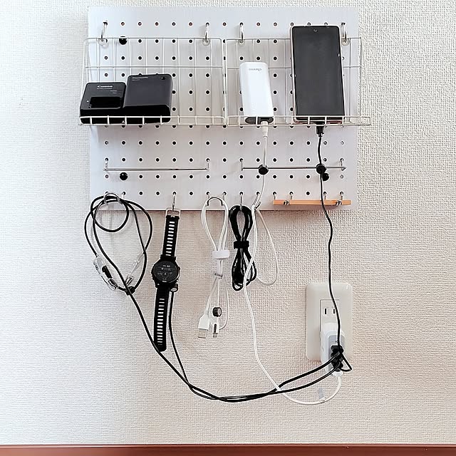 On Walls,100均アイテム,セリア,ダイソー,吊り下げ収納,有孔ボード,充電ステーション feltzw5の部屋