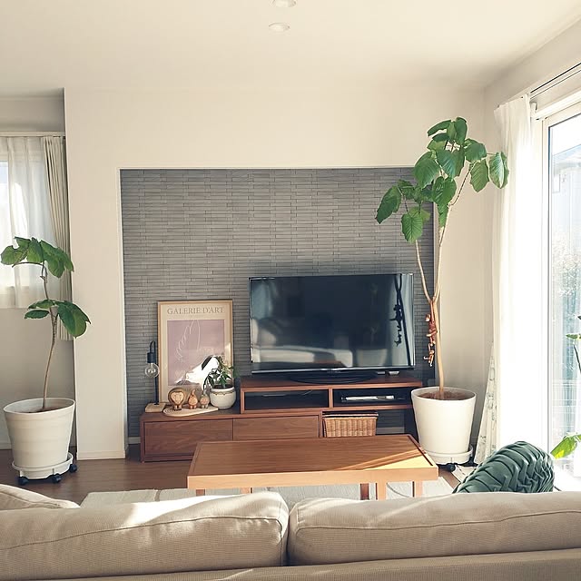 Lounge,わたしの休日のすごし方,エコカラット,緩衝材,北欧,IKEA,アートポスター,暮らしを楽しむ,すっきり暮らす,アートのある暮らし,季節を楽しむ暮らし,心地よい暮らし,観葉植物,リサ・ラーソン,リビングテーブル,ラグ,ラグマット,ブラウン,テレビボード,テレビボード周り,ウンベラータ tan5の部屋