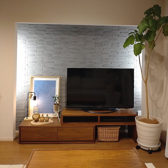 Lounge,新生活,間接照明,間接照明のある暮らし,エコカラット,シンプルな暮らし,心地よい暮らし,楽しく暮らす,すっきり暮らす,観葉植物,ウンベラータ,Iittala,IKEA,IKEA 照明,スタンドライト,スタンドランプ,リサ・ラーソン,リサ・ラーソン置物,テレビ台,テレビボード,テレビ周り,パンテラ,パンテラミニ,シエッポ tan5の部屋