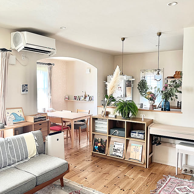 Lounge,生活感,ミックスインテリア,こどもと暮らす。,おうち時間,ダイニングテーブル,季節を楽しむ暮らし,ペンダントライト,リネン カーテン,植物のある暮らし,ホルムガード フローラ,リビング収納,ピアノがある部屋,時計,自然素材の家,ガラス雑貨 muraの部屋