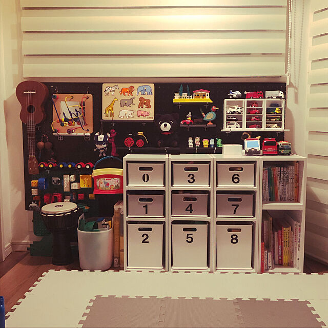 壁面収納,LEGO収納,男の子のおもちゃ,パンチングボード,有孔ボード,おもちゃ収納,リビングのキッズスペース,リビングの一角,カラボ,二トリ,シンプル,ホワイトインテリア,こどもと暮らすインテリア,モノトーン,セリア,Lounge ancoの部屋