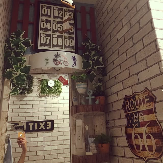 一人暮らし,Bathroom,ルート66,星条旗,モビール,ダイソー,雑貨,福岡市,賃貸でも楽しく♪,セリアリメイクシート レンガ,セリア,Exitプレート,アローサイン tosyuteiの部屋