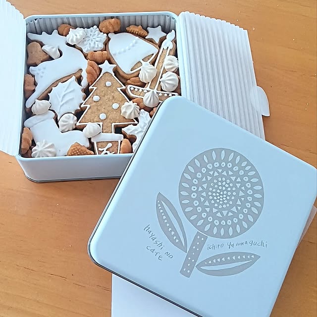 My Desk,ティータイム,マリメッコ 食器,クーシコッサ ゴールド,クリスマス缶,クッキー缶,林のカフェ,山口一郎さんの絵,癒やしの時間,おやつタイム,イッタラ ボウル,マリメッコ マグカップ,アイシングクッキー,ちびちび食べてます,予約購入品 h.t.の部屋