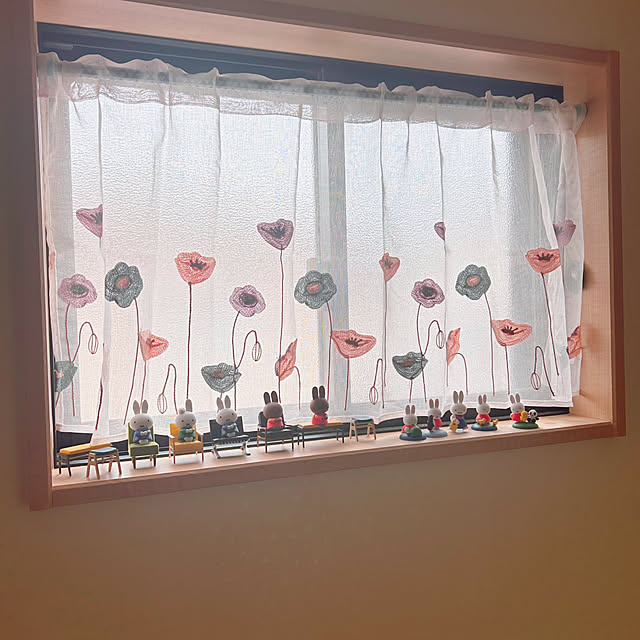 目隠しできてイメージもアップ♪3COINSのカーテンで作る明るく心地よい空間