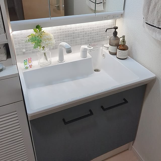 Bathroom,大掃除,間接照明,建売住宅,北欧好き,グレー好き,白も好き,ブルー好き,Francfranc,男の子3兄弟,みなさんとの出会いに感謝♡,実家がクロス屋さん,フランフラン,francfranc雑貨,Francfranc大好き,リメイクシート,テープライト,洗面台リメイク,洗面台 ryouの部屋