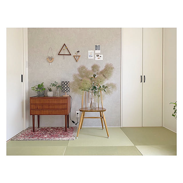 北欧ナチュラルモダン,うだまさしさん,庭の花を飾る,スモークツリー,壁掛けさんかく,和室インテリア,北欧ヴィンテージ,ビンテージチェスト,ビンテージ家具,アクセントクロス,畳スペースの壁,畳スペース,たたみの部屋,北欧×和,和室,北欧インテリア,北欧ナチュラル,暮らしを楽しむ,植物のある暮らし,暮らし,花のある暮らし,お花のある暮らし,Overview,アーコールチェアのある生活,アーコールチェア miiiの部屋