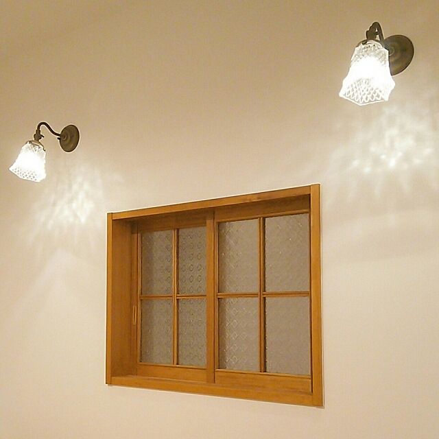 On Walls,玄関,明かり窓,間接照明,サンヨウ,ブラケット照明,ブラケットライト,室内窓,フローラガラス shioriの部屋