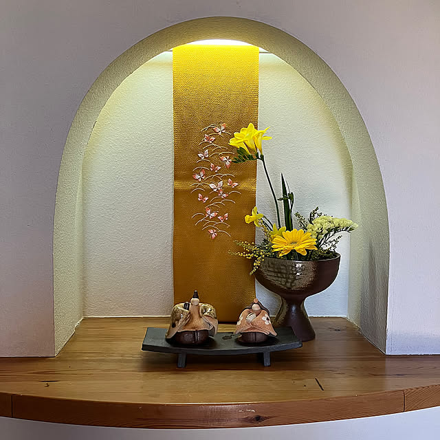 Entrance,作家もの,花,ディスプレイ,花器,ひな祭り,春,黄色い花,玄関ニッチ,陶器のお雛様,季節を楽しむ暮らし,半衿,2枚投稿,河合美晴 ikubooの部屋