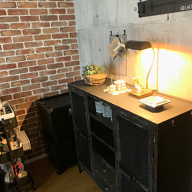 電球色,収納,作業部屋,FE6212,FE6206,レンガ壁紙,コンクリート風壁紙,ヴィンテージ感,卓上ライト,真鍮ライト,スチールキャビネット,ユーズド感,インダストリアル,間接照明,秋の花,アクセントクロス,花のある暮らし,IG⇨yasuyo66,2人暮らし,サンゲツ,over the moon,キャンドルのある暮らし,ボンボンキャンドル,My Shelf,男前×乙女,フェイクグリーンのある暮らし yasuyo66の部屋