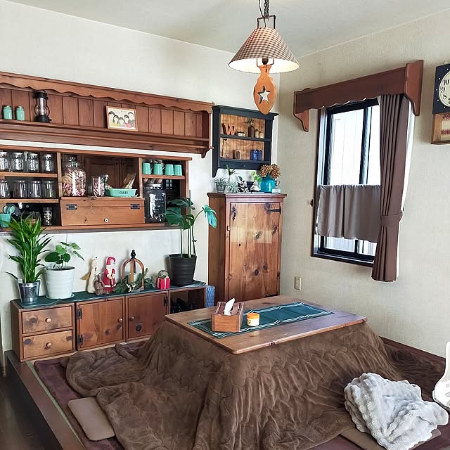 秋色インテリア,木工DIY,ブラウンインテリア,ブラウンが好き,ブラウン家具,ブラウン多めの我が家,パイン材の家具,こたつのある部屋,こたつ天板DIY,キャビネットDIY,シェルフDIY,enfant michiの部屋