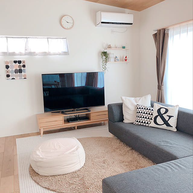 Lounge,ダイソーのクッションカバー,ニトリのクッションカバー,シンプル,注文住宅,いいね&フォローありがとうございます♡,北欧好き,北欧,ファニチャードーム ソファー,unico テレビボード,ストリングポケット,連投失礼します,ファブリックパネル SUZUの部屋
