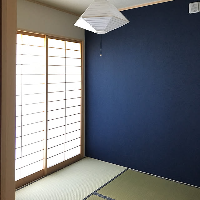 障子,畳の部屋,和風ペンダントライト,紺色の和紙風壁紙,和室4.5畳,アクセントクロス,On Walls Yume_usagi_13の部屋