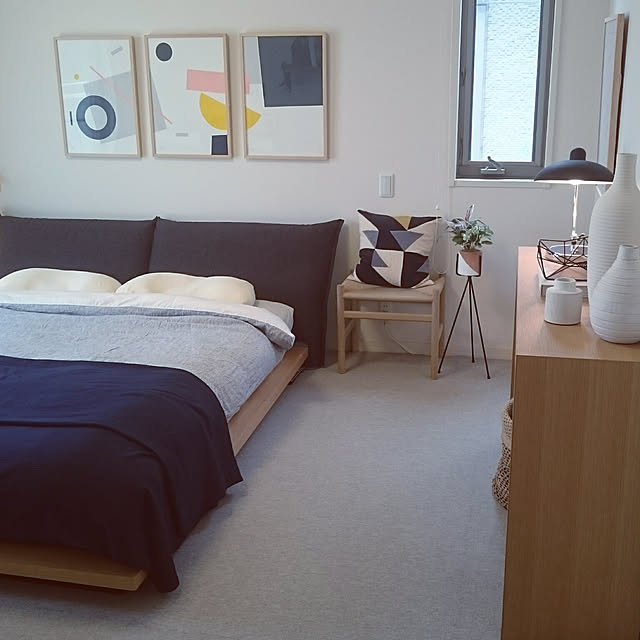 Bedroom,寝具,ローベッド,ドリームベッド,エコラル278,マットレス,日本ベッド,シルキーポケット,ベッドカバー,イケア,掛け布団カバー,アクタス,クッション,コンランショップ,主寝室,CH53,コンソールテーブル,ポスター,トムピジョン,フェイクグリーン,カイザーイデル,テーブルランプ J.Kの部屋