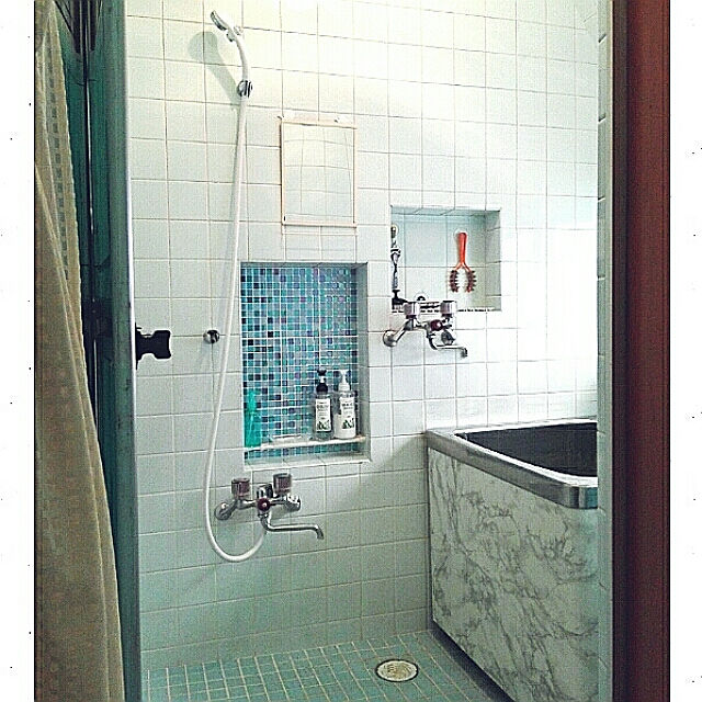 Bathroom,やめたこと,昭和の家,築32年,お風呂場,タイル張りの壁,古い家でもあきらめない,ダイソーリメイクシート,浴槽にリメイクシート usako.usaの部屋