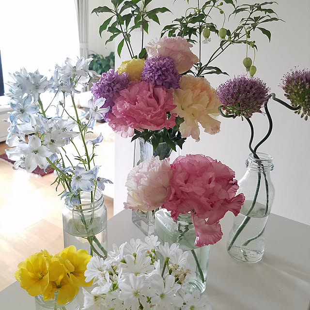 花のある暮らし,お花,植物のある暮らし,ナチュラル,今週のお花,フラワーアレンジメント,カフェ風インテリア,ホワイトインテリア,キッチンカウンター,アリウム,スカビオサ,リシアンサス,デルフィニウム,カーネーション,ラナンキュラス,ガラス瓶,Kitchen,なにかの空き瓶,ドレッシングの空き瓶,ジャムの空き瓶,コーヒーの空き瓶 yukie-tanの部屋