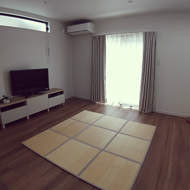 心地よい暮らし,サンゲツ壁紙,サンゲツ,IKEAテレビ台,LIXILラシッサDフロア,チェリー,ニトリ,ニトリカーテン♡,ニトリ竹ラグ,竹ラグ,観葉植物,マドカズラ narikawaの部屋