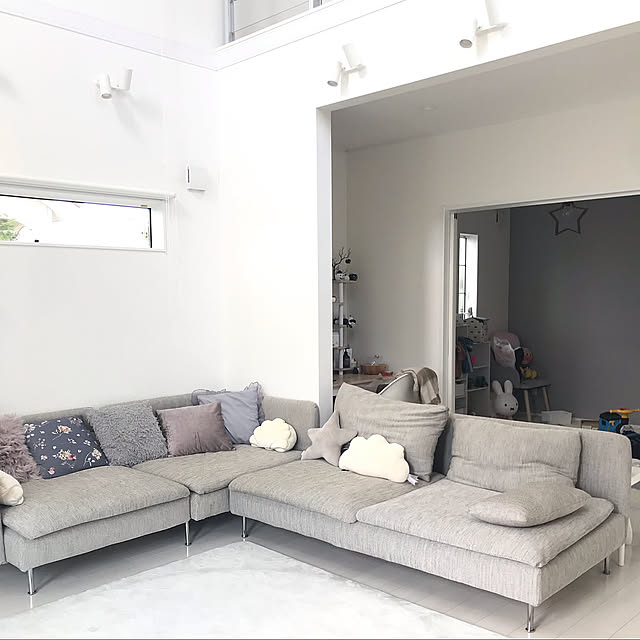 吹き抜け,吹き抜けのある家,吹き抜けリビング,リビング,soderhamn,ソーデルハムン,IKEAのソファー,IKEA,デコホームのクッション,デコホーム,Francfranc,新築一戸建て,生活感をなくしたい,ホワイトフローリング,すっきり暮らしたい,グレー×ホワイト,グレー好き♡,Lounge atm1990の部屋