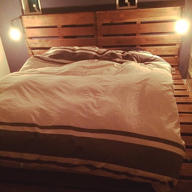 Bedroom,アンティーク球,サイドに照明,壁付け照明,ベッド,パレット,パレットベッド,カリフォルニアスタイル,アーリーアメリカン,ゼロエネルギー住宅,西海岸,DIY mirkの部屋
