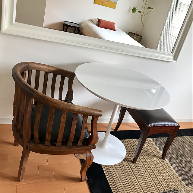 ミラー壁掛け,チーク家具,アジアンチェア,白いテーブル,カフェテーブル,オットマンスツール,スツール,リビングチェア,リビングダイニング,ダイニングテーブル＆チェア,ミニマリスト,シンプリスト,1K,シンプルライフ,ミックスインテリア,ソファなし,My Desk,ミックス＆リラックス,丸テーブル,居心地の良い空間作り,ひとり暮らし mmの部屋