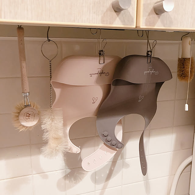 S字フック,ボトル用ブラシ,吊るす収納,セリア,フック,ダイソー,突っ張り棒,レデッカーブラシ,シリコンビブ,こどものいる暮らし,Kitchen Kaaiの部屋