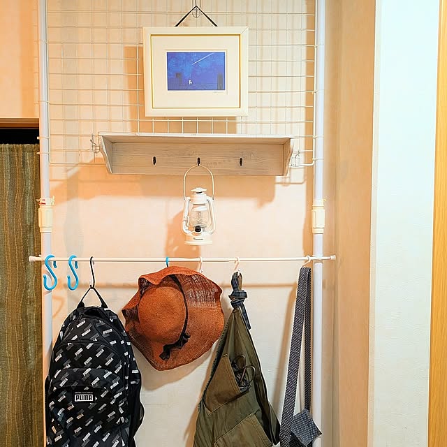 Entrance,つっぱり棒,ホワイトインテリア,LEDランタン,麦わら帽子,飾り棚,すきなものに囲まれた暮らし,手作りのある暮らし,ていねいな暮らし,ハンドメイド,かわいいものが好き,ハンドメイドのある暮らし,小さな幸せを感じる生活,カントリーインテリア,ときめきアイテム oliveの部屋