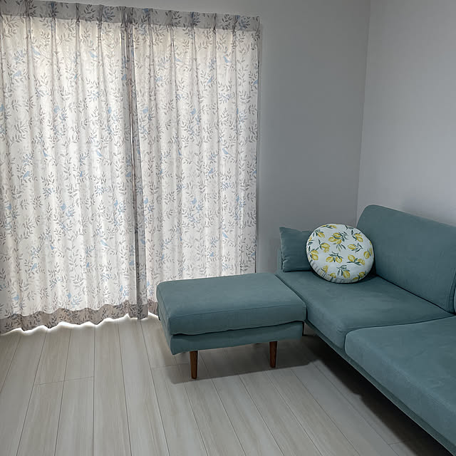 モチモチクッション,水色のソファ,北欧,カーテン,イタリアンウォルナット,リクシルラシッサDフロア,Lounge irisの部屋