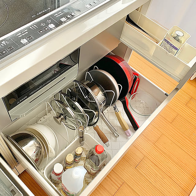 Kitchen,ペーパーナプキン,Seriaのケース,常温保存の調味料,牛乳パック活用法,使う場所の近くに収納する,コンロ下収納,コンロ周り,キッチンの工夫,立てる収納,立てて収納,鍋フライパン収納,ニトリのフライパンスタンド,見てくださってありがとうございます♡,油の収納,シンプル,LIXILキッチン,シンプルインテリア koko_hikaの部屋