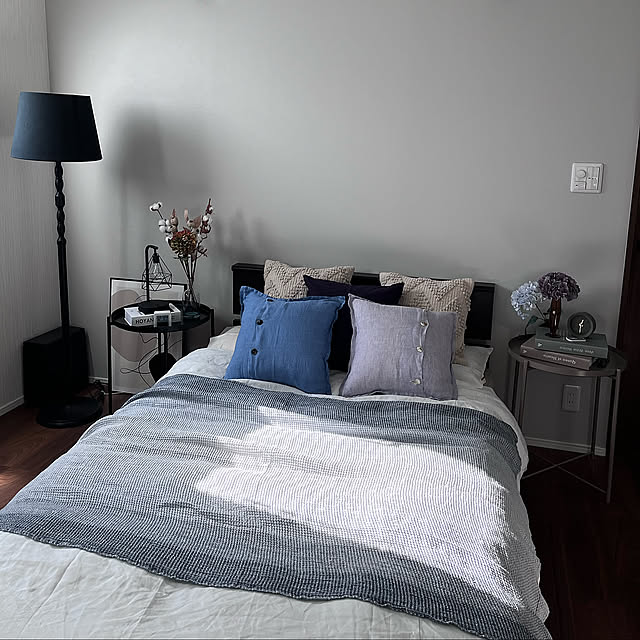 フロアーランプ,R5.01.21,IKEA トレイテーブル,アクセントクロス,クッション,ブランケット,スタイリッシュモダン,リネンコーデ,ウォールナット床,Bedroom izumikoの部屋