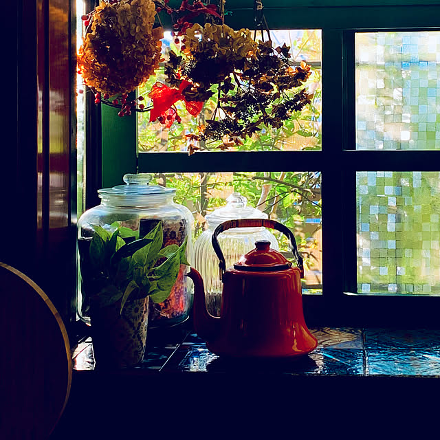 朝の風景,窓枠DIY,シンプルモダン,引き算の美学✨練習中,緑色が好き,カーテン無し生活,私の好きな場所,経年劣化進行中,出逢えた事に感謝して,癒し,グリーンのある暮らし,台所,Kitchen,ドライフラワー手作り,インスタ→my.furu akeの部屋
