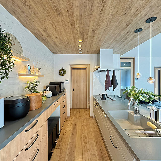 すっきり暮らす,キッチンカウンター,ラクシーナ,花のある暮らし,ラクシーナカップボード,好きな眺め,食器棚,On Walls umiohouseの部屋