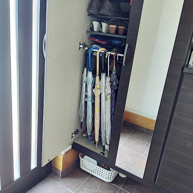 Entrance,靴箱,突っ張り棒,突っ張り棒で収納,突っ張り棒にぶら下げただけ,傘 収納,靴箱の中,傘の置き場所 mutsuの部屋