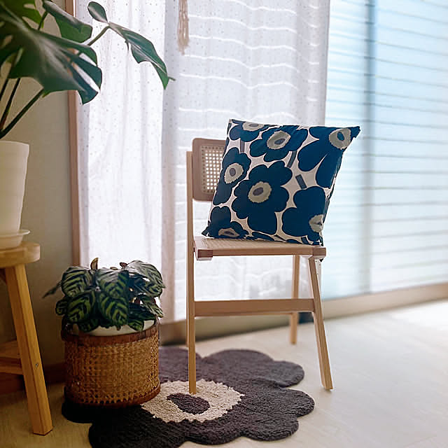 Lounge,ラタンチェア,リメクルガラスフィルム,リメクル,モンステラ,カラテア マコヤナ,好きなインテリアブランド,マリメッコ,marimekko,観葉植物,バスマット,クッションカバー,観葉植物のある部屋,ピタフィー,Unikko 60th sunabaの部屋