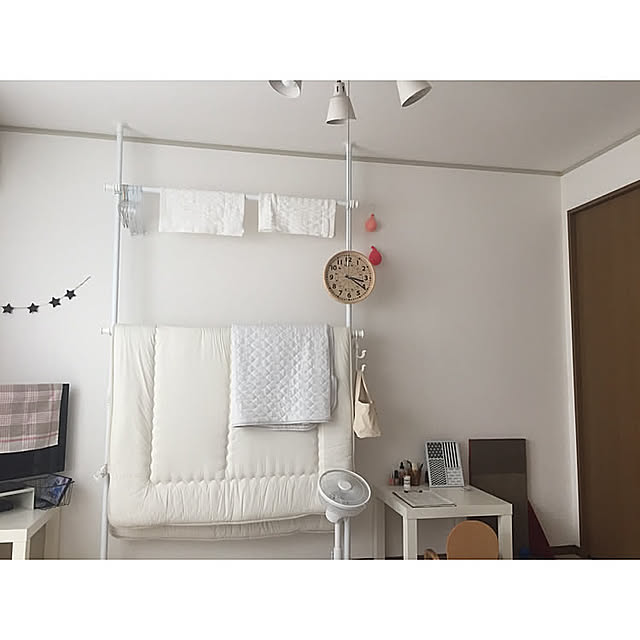 梅雨明けが待ち遠しい,生存確認,ふたり暮らし,心地よく生きたい,パルシステムの時計,ハンガーラック,シンプルライフ,突っ張り棒,吊るすの大好き,子供と暮らす。,On Walls nocomomの部屋